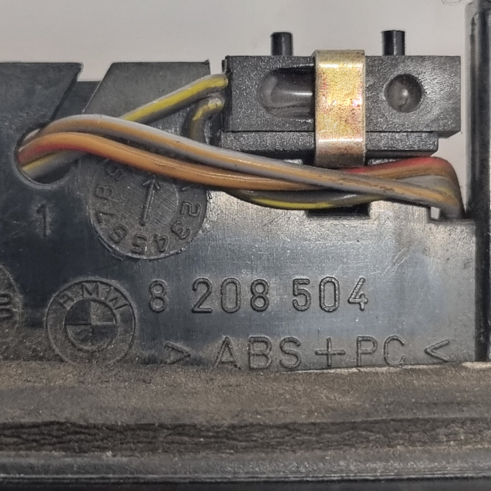 Baguette d’éclairage BMW E46 Berline Phase 1 – Réf. 8208504 – Occasion – Garantie 3 mois