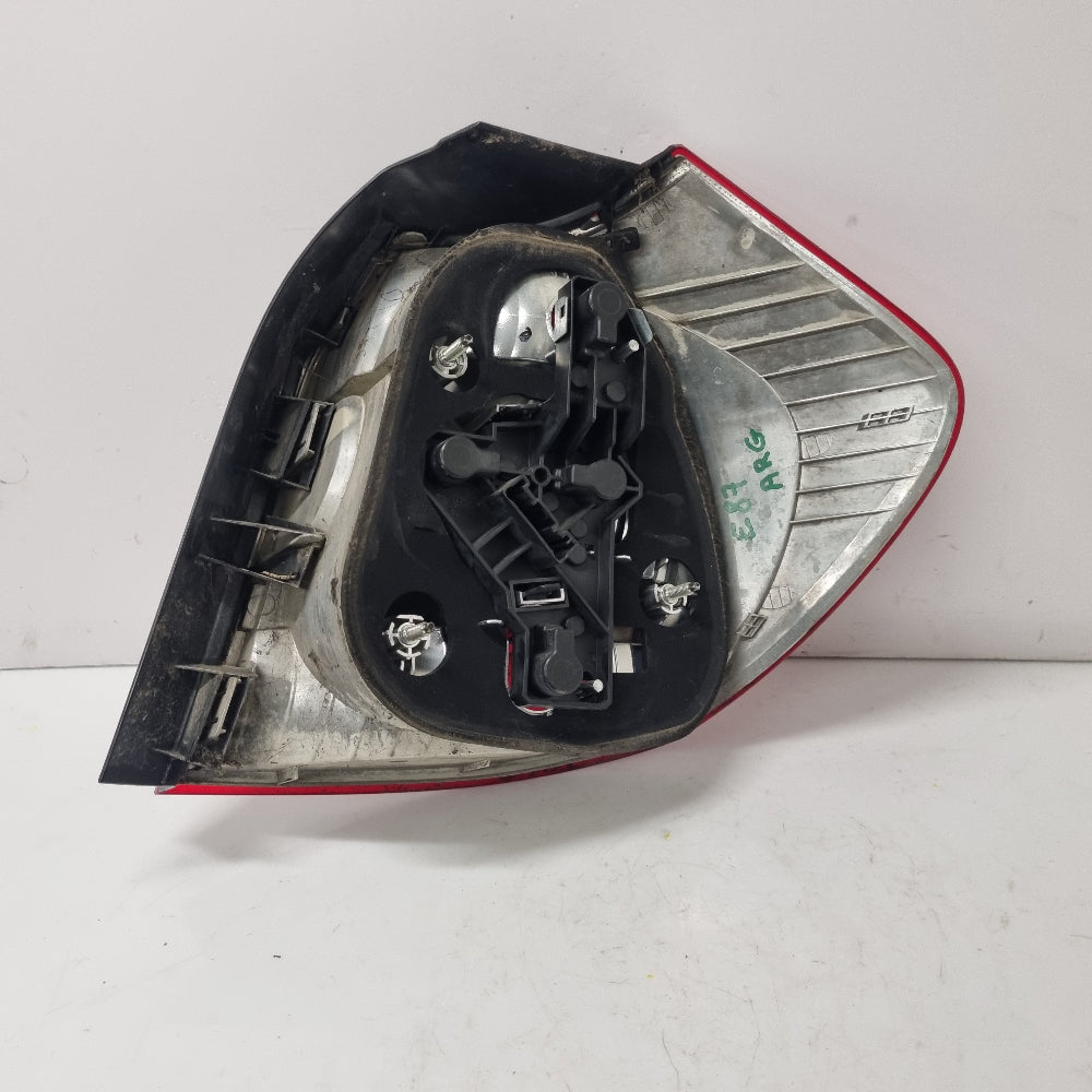 Feu Arrière Gauche Complet BMW Série 1 E81 / E87 Phase 1 – Réf. 6924501 – Occasion Garantie 3 Mois