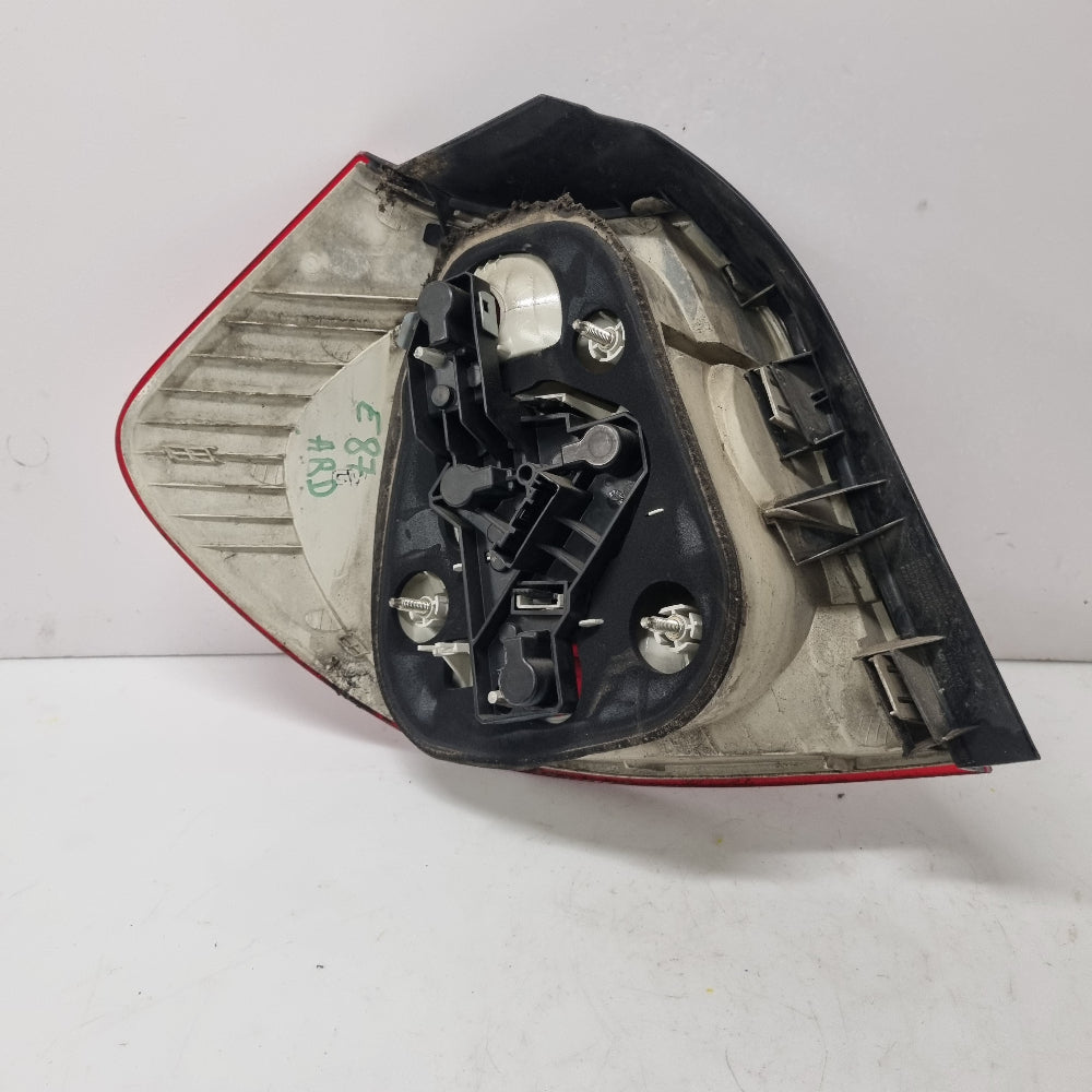 Feu Arrière Droit Complet BMW Série 1 E81 / E87 Phase 1 – Réf. 6924502 – Occasion Garantie 3 Mois