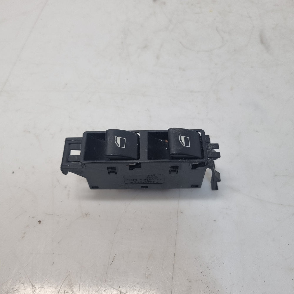 bouton-leve-vitre-avant-droit-6902179-bmwe46-berline-touring-bmmotorsport80